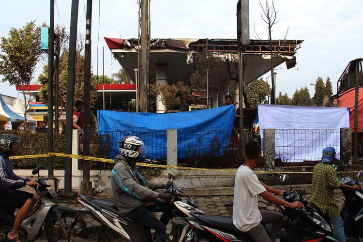 Kondisi pasca terbakarnya truk tangki di SPBU Jalan Kahfi 2, Jagakarsa, Jakarta, Sabtu (30/12/2017). Kebakaran diduga karena ada percikan api saat proses pengisian bensin ke kilang SPBU pada Jumat (29/12/2017), pukul 22.25 WIB.