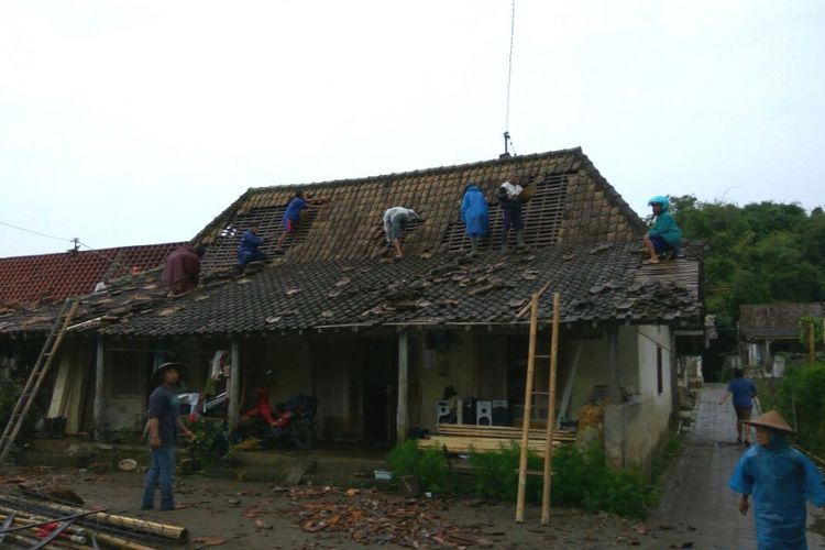 Rumah rusak akibat angin kencang di pemukiman lereng Gunung Merapi tepatnya di Dusun Candiduwur, Desa Sengi, Kecamatan Dukun, Kabupaten Magelang, Jawa Tengah, Kamis (15/2/2018) sore. 