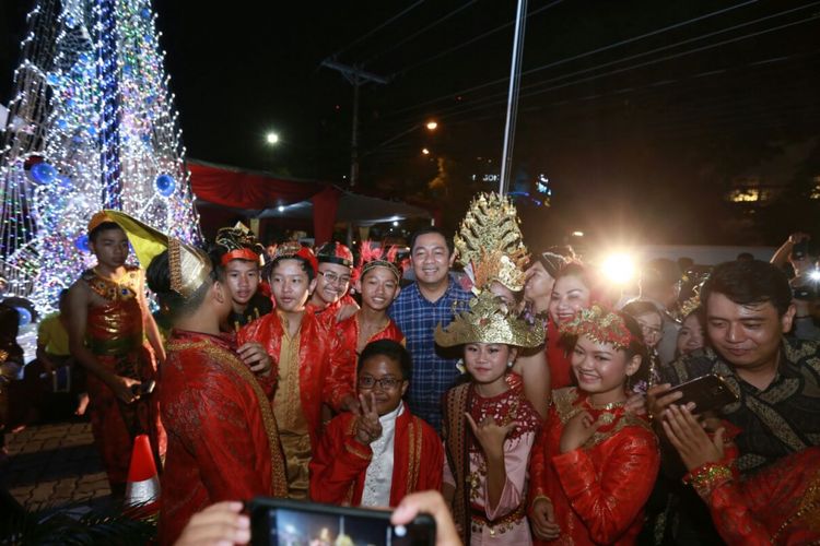 Sejumlah jemaat gereja mengenakan kostum adat saat menyambut Wali Kota Semarang Hendrar Prihadi di GKI Semarang, Minggu (24/12/2017) malam. 