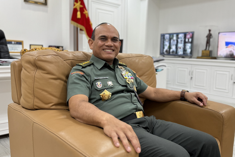 Rektor Universitas Pertahanan (Unhan) Letnan Jenderal TNI Jonni Mahroza, PhD. Gambar diambil di Kampus Utama Unhan, Sentul, Kabupaten Bogor, Jawa Barat, Selasa (5/12/2023).