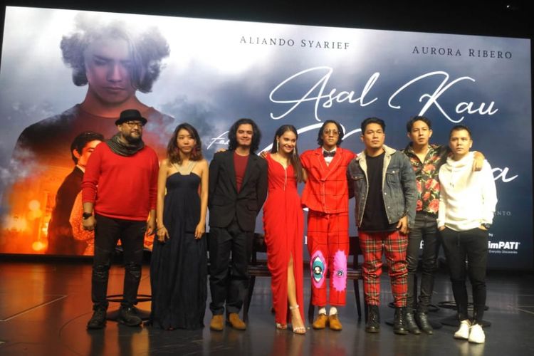 Para pemain, sutradara dan grup musik Armada dalam gala premiere film Asal Kau Bahagia di Zodiac Theater, Genting Dream Cruise yang sedang berlabuh di Port Klang, Malaysia, Kamis (20/12/2018).