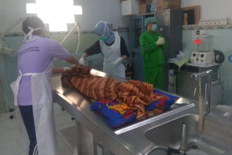 Jenazah Dwi Jayanto murid Sekolah Dasar (SD) yang tewas tersengat listrik di kandang ayam ketika sedang mengejar layang-layang putus ketika berada di ruang kamar jenazah Rumah Sakit (RS) Bhayangkara Palembang, Jumat (18/1/2019).