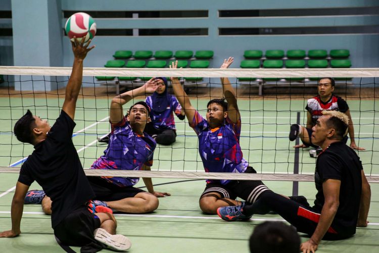 Atlet bola voli duduk putra dan putri Asian Para Games 2018 berlatih di GBK Arena, Jakarta Pusat, Selasa (25/9/2018). Indonesia menurunkan satu tim putra dengan target masuk semifinal dan satu tim putri dengan target meraih medali perunggu.