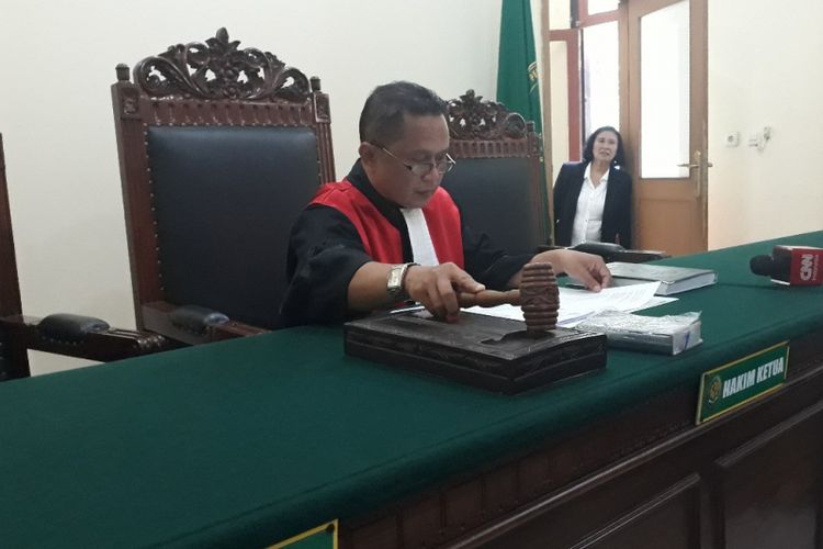 Hakim Dede Suryaman mengabulkan pencabutan permohonan ganti identitas kelamin Yoyok Prasetyo di PN Surabaya, Selasa (27/11/2018)