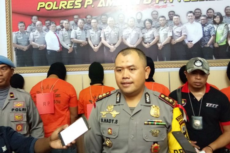 Kapolres Pulau Ambon dan Pulau-Pulau Lease, AKBP Sutrisno Hadi Santoso saat memberikan keterangan kepada waratwan terkait pengungkapan jaringan pengedar narkoba di Ambon, Senin (22/1/2018)