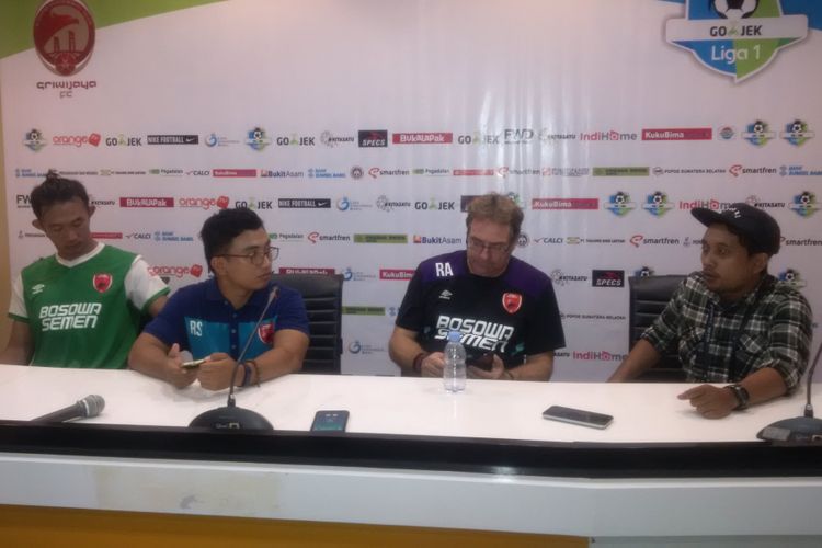 Pelatih Kepala PSM Makassar Robert Rene Alberts dan Rivky Mokodompit , saat memberikan keterangan pers usai pertandingan melawan Sriwijya FC di stadion Glora Jakabaring, Palembang, Sumatera Selatan