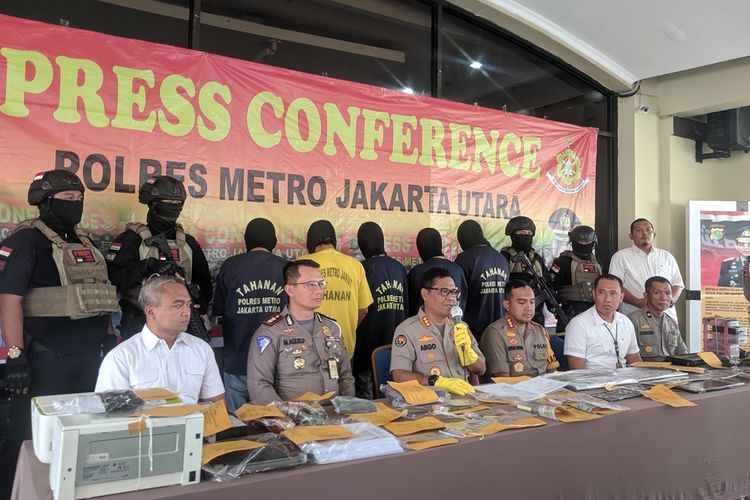 Polisi mengungkap kasus jual beli STNK Dan TNKB palsu di Polres Metro Jakarta Utara Selasa (27/8/2019)