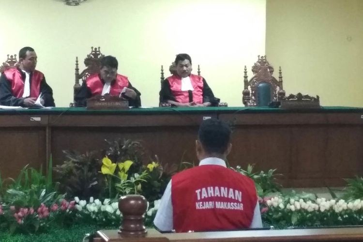 Muhammad Rusdi (21), terdakwa kasus pembunuhan taruna Akademi Teknik Keselamatan Penerbangan (ATKP) Makassar Aldama Putra Pongkala saat menghadiri sidang pembacaan tuntutan di Pengadilan Negeri Makassar, Rabu (31/7/2019).