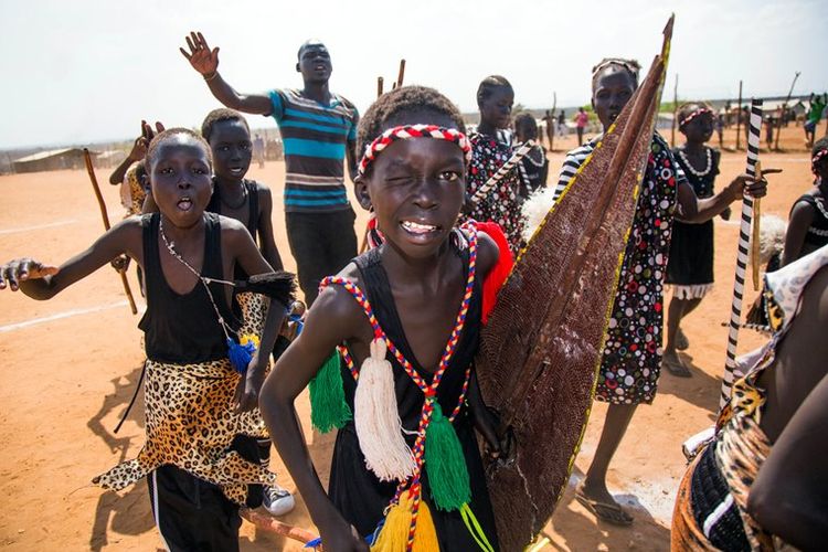 Anak-anak di Sudan Selatan menampilkan tarian dan nyanyian tradisional saat menyambut rombongan UNESCO di Juba, pada Desember 2017 lalu.