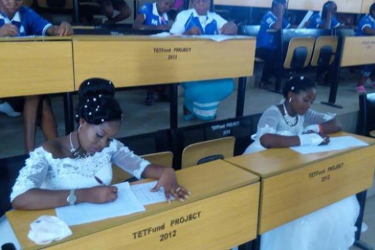 Dorcas Atsea dan Deborah Atoh mengikuti ujian akhir kuliah setelah menerima pemberkatan pernikahan gereja, di Nigeria, pada pekan lalu. (Benjamin Ogbu via CNN)