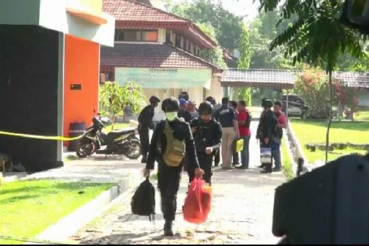 Petugas mengamankan sejumlah barang bukti setelah menggeledah gelanggang mahasiswa FISIP Universitas Riau, Jumat (2/6/2018).