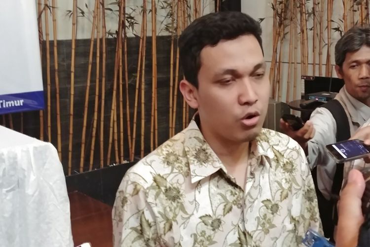 Peneliti Lingkaran Survei Indonesia Ardian Sopa, di Kantor LSI, Jakarta,  Kamis (14/12/2017). 