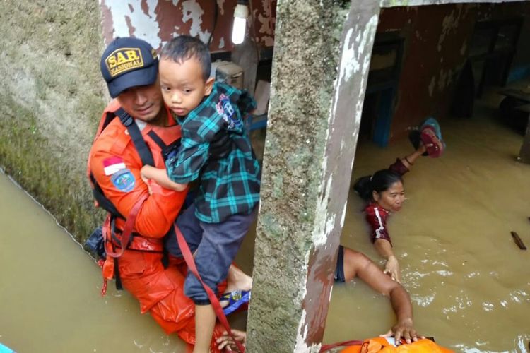 Tim Basarnas tengah mengevakuasi warga di lokasi banjir di Kabupaten Bandung. Tampak tinggi air sudah mencapai sedada orang dewasa.