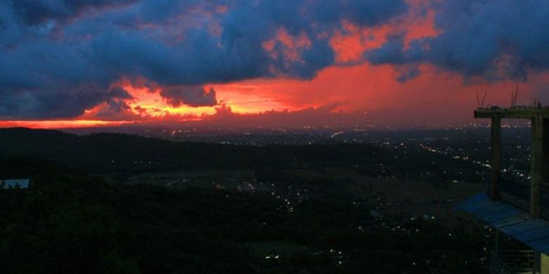 Pemandangan langit Kota Yogyakarta dilihat dari Bukit Bintang saat senja.