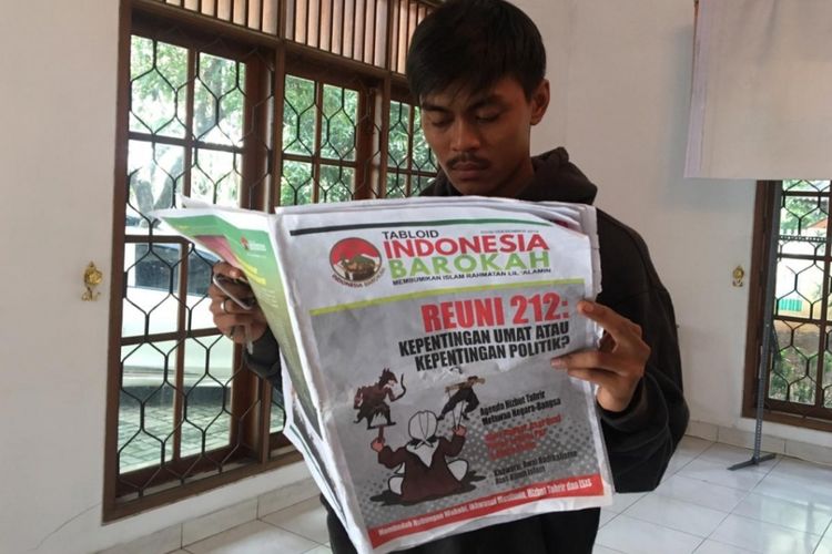 Tanpak warga Kota Bekasi melihat Tabloid Indonesia Barokah di Kantor Bawaslu Kota Bekasi, Kamis (24/1/2019).