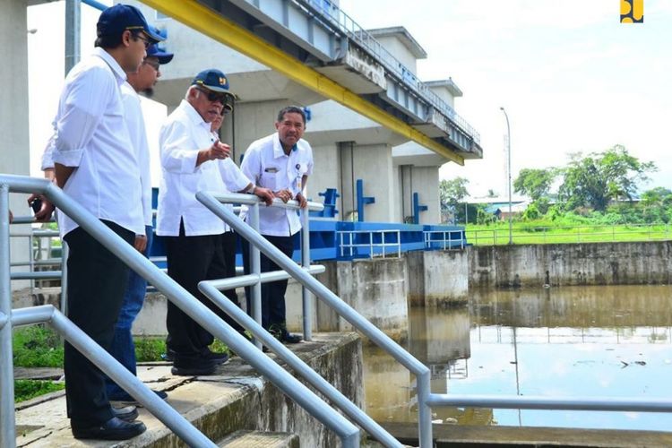 Menteri PUPR Basuki Hadimuljono meninjau Bendung Copong di Daerah Irigasi Leuwigoong, Kabupaten Garut.