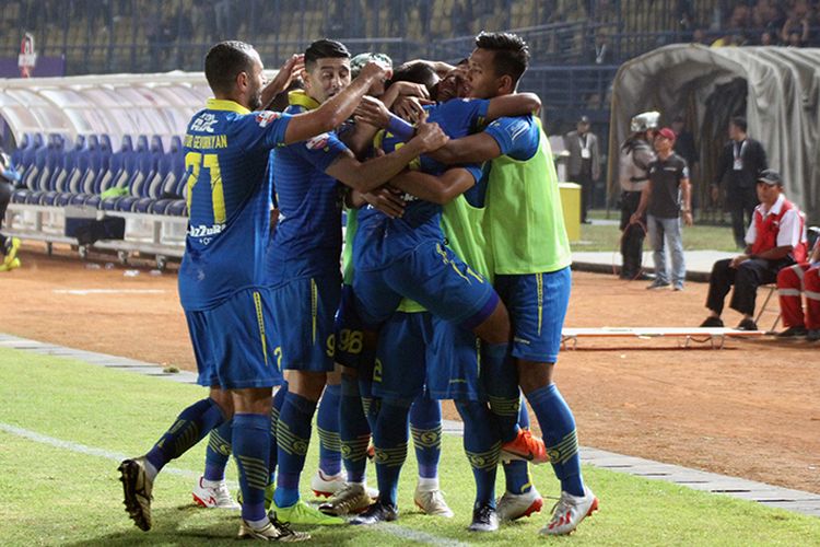 Tim Persib Bandung merayakan gol ke gawang Kalteng Putra FC pada pekan ke-9 Liga 1 2019, di Stadion Si Jalak Harupat, Kabupaten Bandung, Selasa (16/7/2019) lalu. (KOMPAS.com/SEPTIAN NUGRAHA)