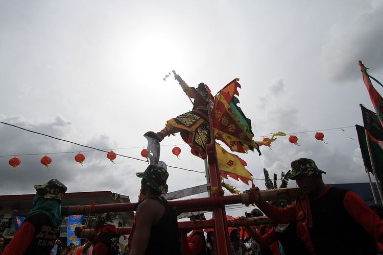 Rangkaian atraksi tatung dalam puncak perayaan Cap Go Meh di Kota Singkawang, Kalimantan Barat, Jumat, (10/2/2017). Sebanyak 567 tatung turut berpartisipasi dalam perayaan budaya terbesar masyarakat Tionghoa di Kota Singkawang.