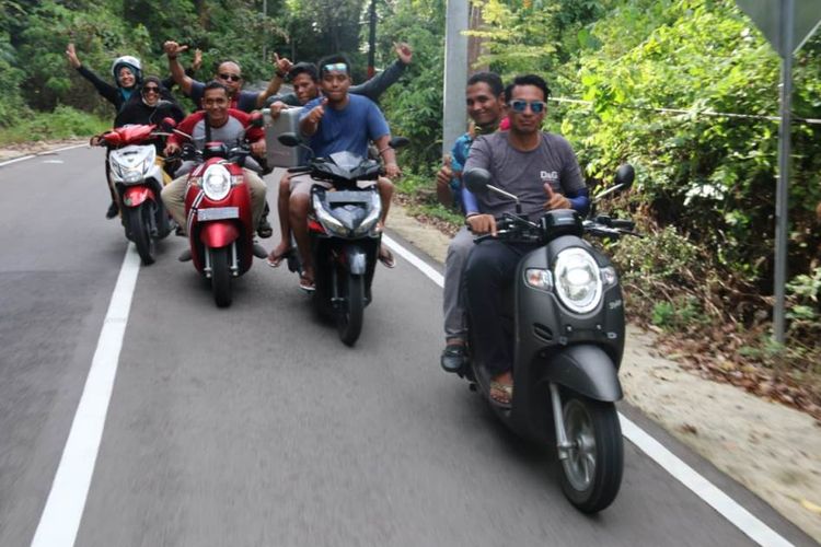 Rombongan jurnalis asal Lhokseumawe berkeliling dengan sepeda motor di lintas Cot U Sibak, Kota Sabang, Aceh, Jumat (11/5/2019).