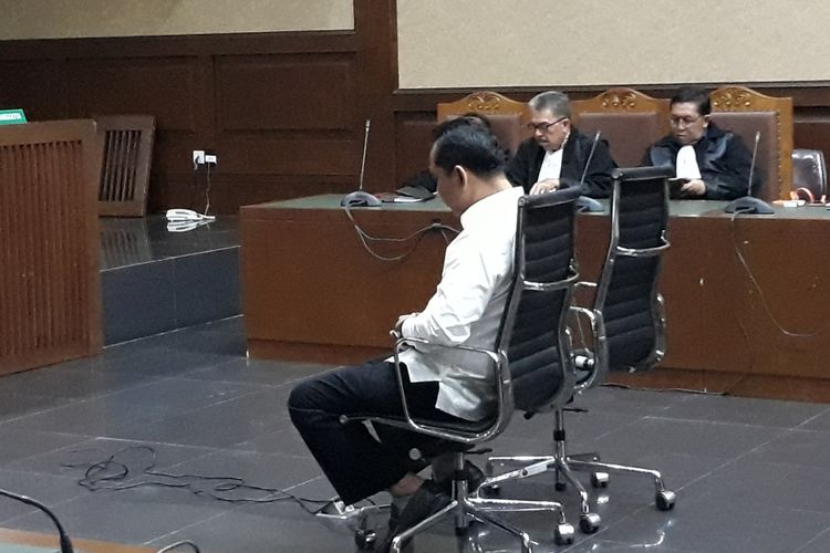 Bupati nonaktif Hulu Sungai Tengah Abdul Latif duduk di kursi terdakwa di Pengadilan Tipikor Jakarta, Senin (6/8/2018).