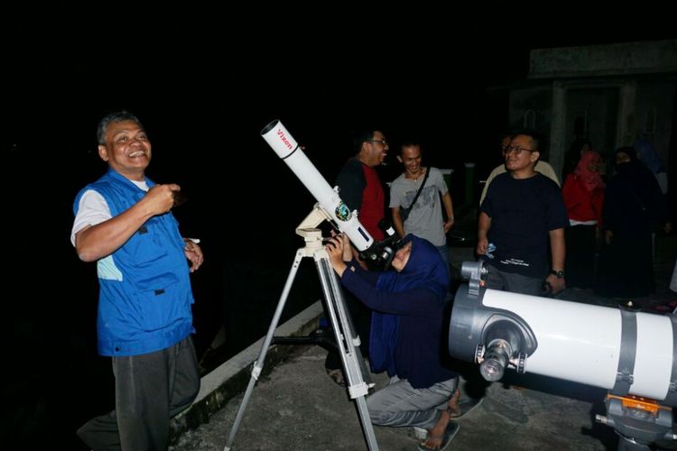 Komunitas Jogja Astro Club (JAC) saat geladi bersih dan mengecek alat untuk acara nonton gerhana bulan total di Yogyakarta dan Magelang.