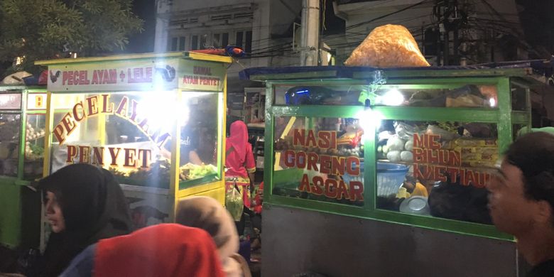 Kuliner nasi goreng yang ada di kawasan kota tua Jakarta saat malam tahun baru, Minggu (31/12/2017).