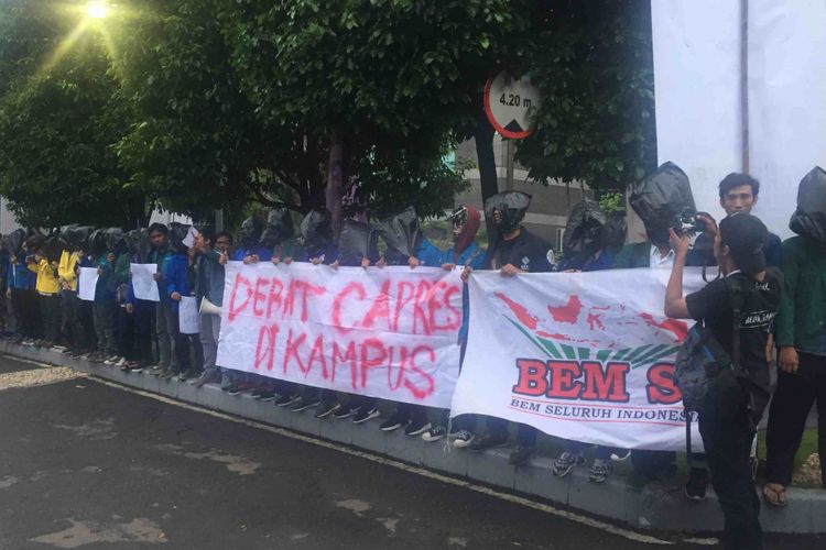 Puluhan mahasiswa yang tergabung dalam Badan Eksekutif Mahasiswa seluruh Indonesia menggelar aksi di depan Hotel Bidakara,  Jakarta Selatan. Hotel Bidakara merupakan lokasi diadakannya debat perdana calon presiden dan calon wakil presiden. Para mahasiswa menuntu agar Komisi Pemilihan Umum (KPU) RI menyelenggarakan debat capres dan cawapres di salah satu kampus yang ada di Indonesia, Kamis (17/1/2019).