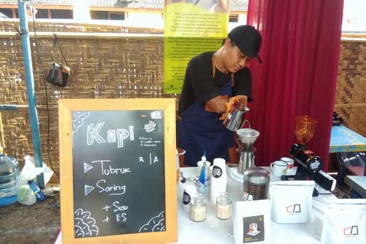 Eko Sugeng (34) barista disabilitas saat membuat kopi di Stan Temu Inklusi #3 di Lapangan Desa Plembutan, Playen, Gunungkidul, Yogyakarta, Selasa (23/10/2018)