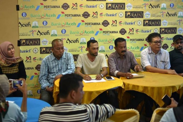 Panitia memaparkan kesiapan acara Aceh International Rapai Festival (ACIRAF), Minggu (29/10/2018) malam. ACIRAF digelar pada 4-7 November 2018 di Taufik Kupi 2, Kota Lhokseumawe.