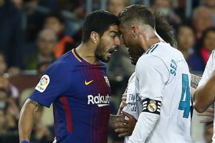 Luis Suarez dan Sergio Ramos tampak tengah bertikai pada saat Barcelona menjamu Real Madrid dalam laga bertajuk El Clasico di Camp Nou, 6 Mei 2018.