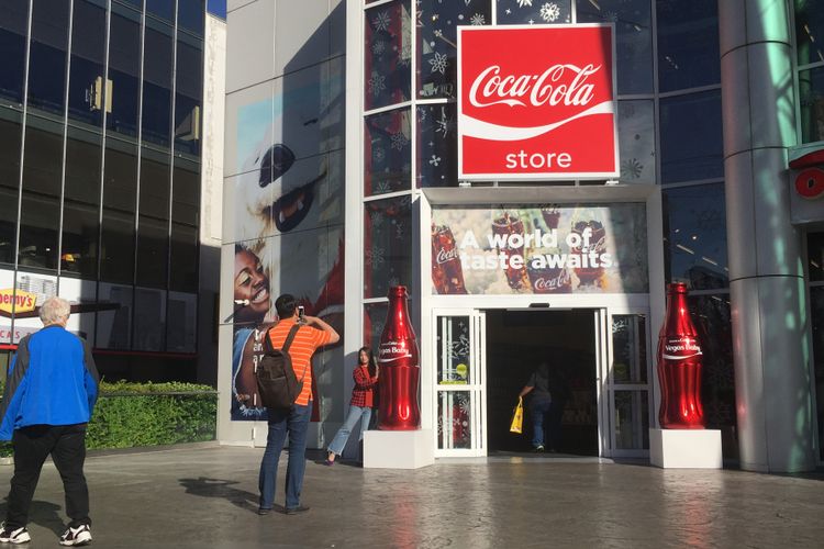 Coca-Cola Store di Las Vegas, Nevada, Amerika Serikat, dengan koleksi berbagai minuman unik produk mereka di seluruh dunia dan pernak-pernik aksesoris khas. Gambar diambil pada Selasa (28/11/2017) waktu setempat atau Rabu (29/11/2017) WIB.