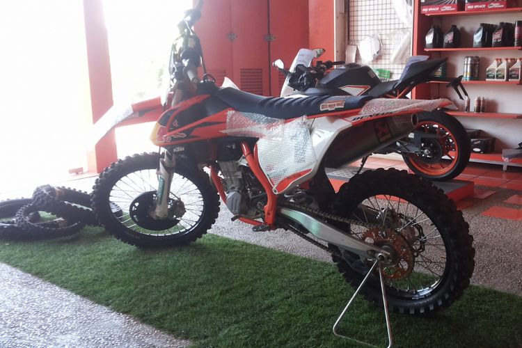 Motor CBU merek KTM yang diimpor dan didistribusikan oleh produsen balap AHRS.