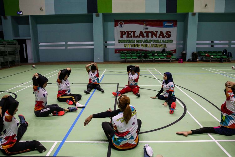 Atlet bola voli duduk putra dan putri Asian Para Games 2018 berlatih di GBK Arena, Jakarta Pusat, Selasa (25/9/2018). Indonesia menurunkan satu tim putra dengan target masuk semifinal dan satu tim putri dengan target meraih medali perunggu.