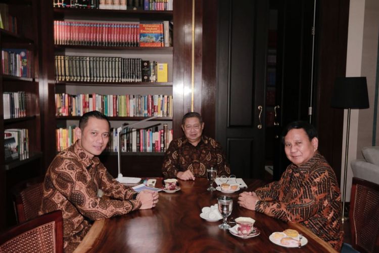 Ketua Umum Partai Gerindra Prabowo Subianto bertemu Ketua Umum Partai Demokrat Susilo Bambang Yudhoyono beserta Komandan Satuan Tugas Bersama (Kogasma) Agus Harimurti Yudhoyono (AHY), Selasa (24/7/2018), di rumah SBY, Kuningan, Jakarta Selatan.