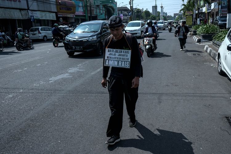 Pemuda asal Blora, Jawa Tengah, Lilik Yuliantoro melakukan aksi jalan kaki dari Yogyakarta menuju Jakarta di Kawasan Tugu Pal Putih, Yogyakarta, Senin (22/7/2019). Aksi itu bermaksud menggantikan nazar Amien Rais berjalan kaki dari Yogyakarta ke Jakarta serta menjadi wujud merajut aspirasi rakyat Indonesia karena dalam perjalananya Lilik Yulianto akan membawa titipan aspirasi dari daerah-daerah yang dilaluinya dan selanjutnya akan diserahkan kepada Presiden Joko Widodo.