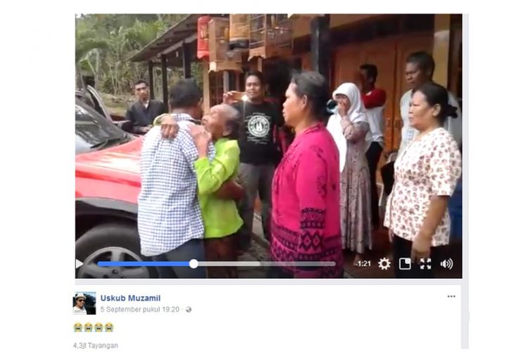 Tangis nenek Tukiah dan Paidi (51) pecah ketika bertemu di halaman rumah di Desa Puloharjo, Kecamatan Eromoko, Kabupaten Wonogiri, Selasa (5/9/2017).
