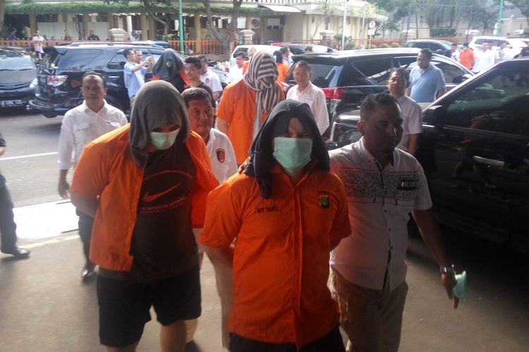 Para tersangka kasus pembobolan data nasabah bank saat di Mapolda Metro Jaya, Senin (18/12/2017).