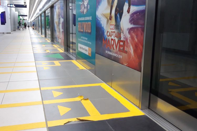 Stiker line antrean pintu masuk MRT Jakarta Stasiun Bundaran HI yang sudah mulai rusak, Rabu (17/4/2019)