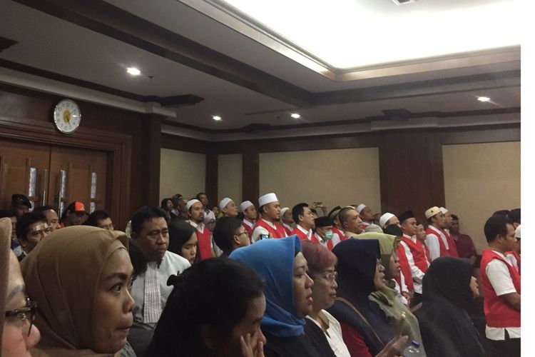 Para terdakwa kerusuhan 21-22 Mei nyanyikan lagu Indonesia Raya di Pengadilan Negeri jakarta Pusat, Selasa (3/9/2019).