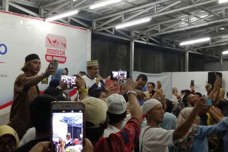 Calon wakil presiden nomor urut 02 Sandiaga Uno (memegang mic) berjumpa dengan relawan dan pendukung di Sekretariat Nasional (Seknas) Prabowo Subianto-Sandiaga Uno, kawasan Jalan HOS Cokroaminoto, Jakarta, Minggu (12/5/2019) malam.