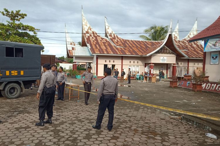 Gudang logistik Pemilu KPU Pesisir Selatan diberi garis polisi usai kebakaran, Senin (22/4/2019)