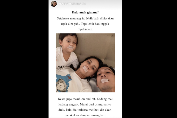 Penyanyi Andien Aisyah mengunggah foto dengan mulut diplester bersama suaminya, Irfan Wahyudi dan putranya, Kawa melalui Instagram Story.
