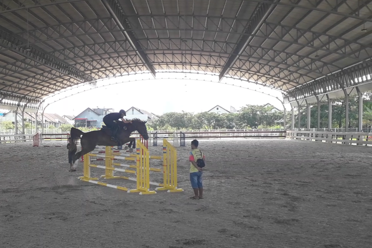 Seorang atlet berkuda tengah berlatih di Jakarta International Equestrian Park Pulomas, Kamis (4/4/2019).