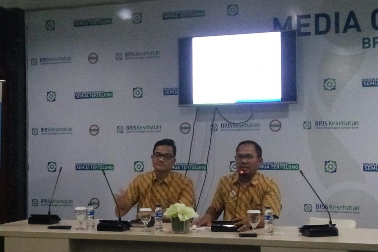 Deputi Direksi Bidang Treasuri dan Investasi BPJS Kesehatan Fadlul Imansyah bersama Kepala Humas BPJS Keaehatan M. Iqbal di Jakarta, Selasa (16/4/2019).
