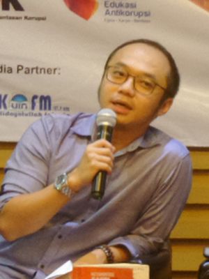 Pengamat politik Yunarto Wijaya dalam diskusi dan bedah buku di Gedung KPK Jakarta, Sabtu (4/11/2017).