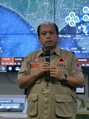 Kepala Pusat Data Informasi dan Humas Badan Nasional Penanggulangan Bencana (BNPB) Sutopo Purwo Nugroho saat memberikan keterangan di ruang Pusdalops, Graha BNPB, Jakarta Timur, Senin (27/11/2017).