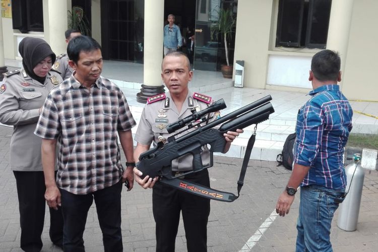Polisi sita senapan yang digunakan untuk menembak mobil pejabat Pemkot Surabaya