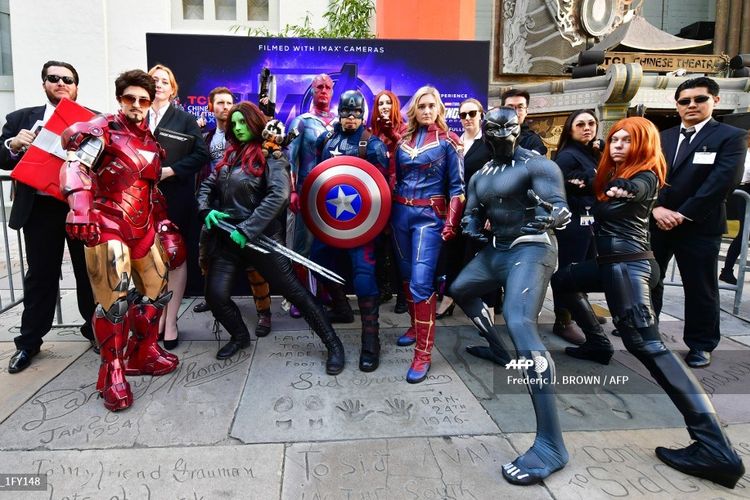 Para penonton berpose dalam balutan kostum Avengers saat mengikuti lomba kostum yang digelar menjelang pemutaran Avengers: Endgame di TCL Chinese Theater di Hollywood, California, Kamis (25/4/2019). 
