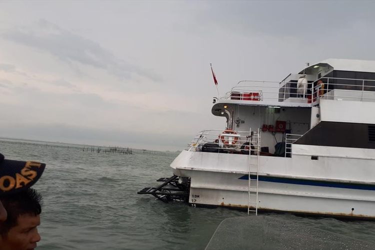 Kapal Indra Bupala, yang melayari rute Singapura - Bintan, Kepulauan Riau kandas di sekitar pelabuhan Lobam, Kabupaten Bintan, Senin (15/7/2019).

Belum diketahui apa penyebabnya, namun sampai saat ini tim gabungan Basarnas masih berupaya melakukan evakuasi terhadap kapal tersebut.