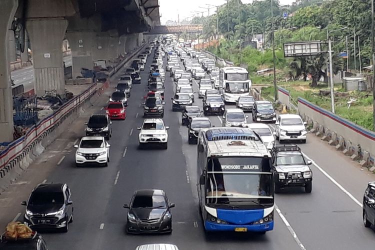 Arus kendaraan ke arah Jakarta di ruas tol Jakarta-Cikampak, tepatnya di wilayah Kota Bekasi, tampak padat, Minggu (9/6/2019).